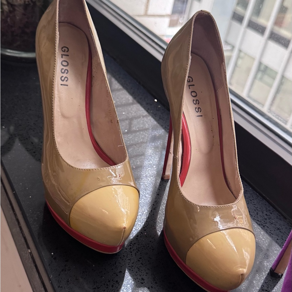 Glossy patent leather high heels pumps. Hidden platform. Size 8.